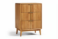 **Technische titel in het Nederlands:** Modern houten commode met gestructureerde fronten en metalen handgrepen
