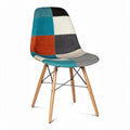 **Comfortabele designstoel met patchwork stof en houten poten**